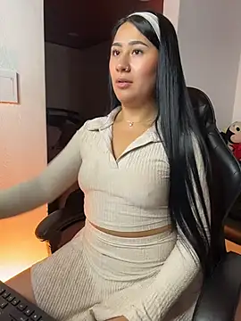 Snapshot of EvelynLeen_ chatting on April 22, 2026, 11:06 am EvelynLeen online show from April 22, 2026, 11:06 am