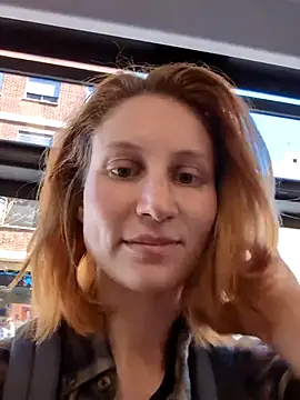 Snapshot of Julialexxxx chatting on May 6, 2026, 9:35 am Julialexxxx online show from May 6, 2026, 9:35 am