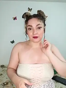 Snapshot of honey_hornie chatting on April 17, 2026, 1:30 am honey hornie online show from April 17, 2026, 1:30 am
