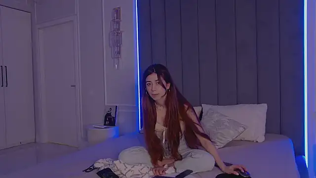 Snapshot of CarolineCox chatting on April 8, 2026, 3:02 pm CarolineCox online show from April 8, 2026, 3:02 pm