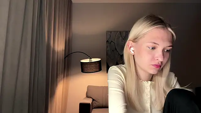 Snapshot of EvelineMolima chatting on May 1, 2026, 8:03 pm EvelineMolima online show from May 1, 2026, 8:03 pm