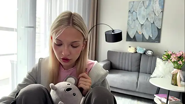 Snapshot of EvelineMolima chatting on May 10, 2026, 10:52 am EvelineMolima online show from May 10, 2026, 10:52 am
