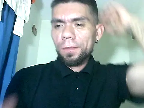 Snapshot of thomas2wood chatting on May 19, 2026, 11:23 pm thomas2wood online show from May 19, 2026, 11:23 pm