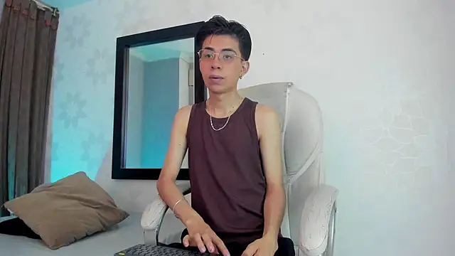 Snapshot of youn_rider chatting on May 14, 2026, 7:44 pm youn rider online show from May 14, 2026, 7:44 pm