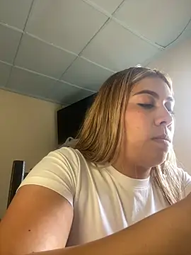 Snapshot of _BellaSmith_ chatting on July 15, 2026, 2:57 pm BellaSmith online show from July 15, 2026, 2:57 pm