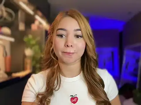 Snapshot of Amber_leaf_ chatting on April 8, 2026, 2:18 pm Amber leaf online show from April 8, 2026, 2:18 pm