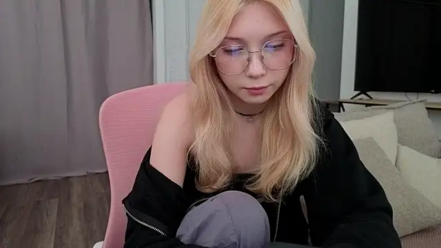 vielleee online show from May 9, 2026, 3:54 am