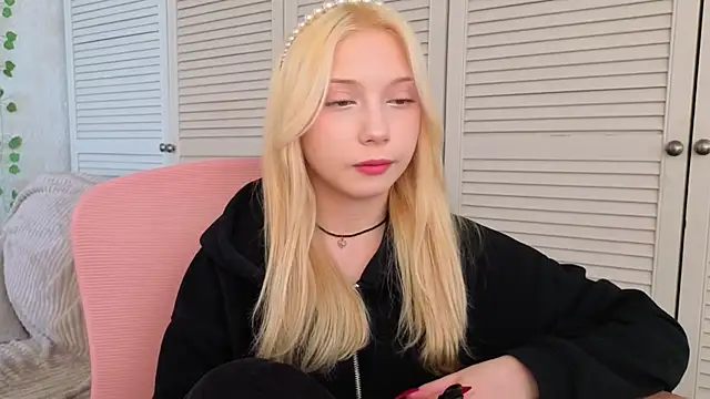 vielleee online show from May 18, 2026, 2:01 am