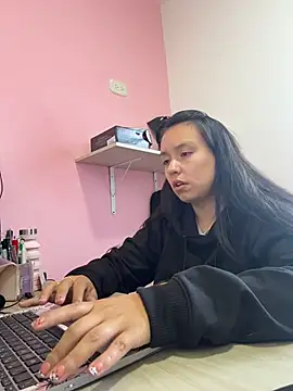 Belavelvet online show from April 7, 2026, 8:43 pm