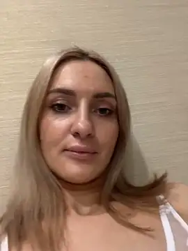 lovencat online show from April 17, 2026, 8:44 pm