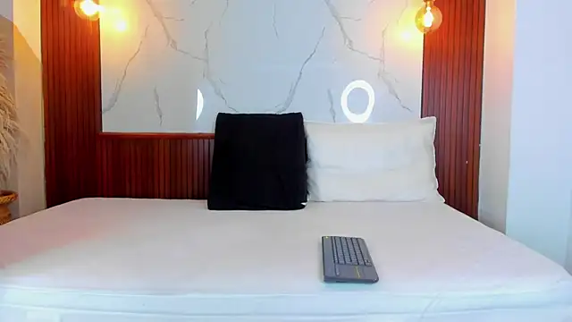 Snapshot of Eroticxcouple chatting on April 30, 2026, 11:17 am Eroticxcouple online show from April 30, 2026, 11:17 am
