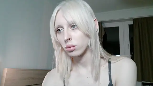 Snapshot of Sora100000 chatting on April 8, 2026, 6:53 pm Sora100000 online show from April 8, 2026, 6:53 pm