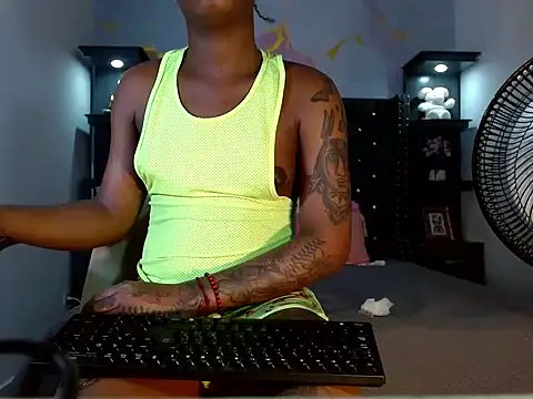 Snapshot of HUGE_BLACKCOCK chatting on May 26, 2026, 2:15 pm HUGE BLACKCOCK online show from May 26, 2026, 2:15 pm