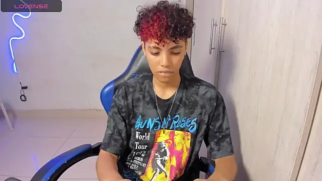 axel luxxx online show from April 15, 2026, 2:21 pm