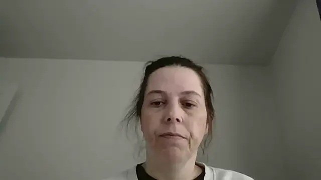 lily1982 online show from May 2, 2026, 10:48 pm