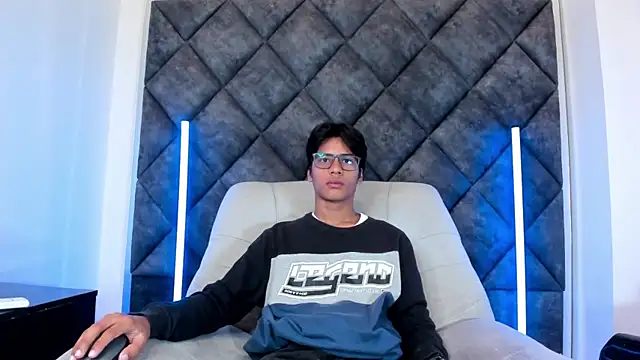 Snapshot of LiamKron chatting on May 13, 2026, 12:01 pm LiamKron online show from May 13, 2026, 12:01 pm