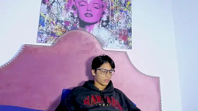 Snapshot of LiamKron chatting on April 21, 2026, 11:28 am LiamKron online show from April 21, 2026, 11:28 am