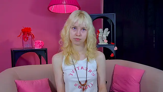 Snapshot of HannahHollis chatting on May 7, 2026, 6:17 am HannahHollis online show from May 7, 2026, 6:17 am