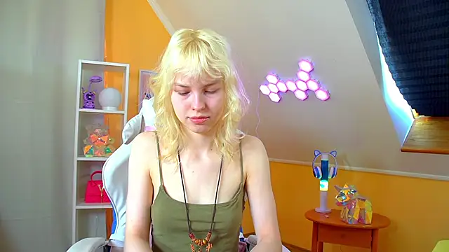 Snapshot of HannahHollis chatting on April 24, 2026, 6:15 am HannahHollis online show from April 24, 2026, 6:15 am