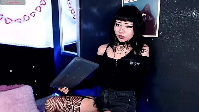KiomyVamp online show from May 4, 2026, 6:11 pm