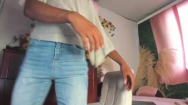 Lexyy lux online show from April 15, 2026, 1:26 pm