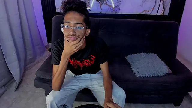 Snapshot of triiangel_latinboy chatting on May 27, 2026, 12:56 pm triiangel latinboy online show from May 27, 2026, 12:56 pm