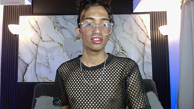 Snapshot of triiangel_latinboy chatting on April 24, 2026, 1:18 am triiangel latinboy online show from April 24, 2026, 1:18 am