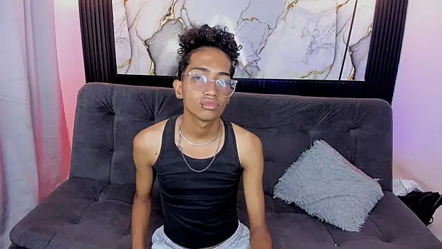 Snapshot of triiangel_latinboy chatting on May 22, 2026, 12:36 pm triiangel latinboy online show from May 22, 2026, 12:36 pm