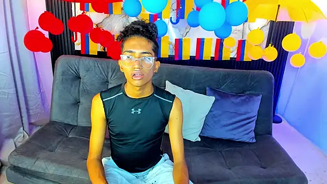 Snapshot of triiangel_latinboy chatting on June 19, 2026, 12:33 pm triiangel latinboy online show from June 19, 2026, 12:33 pm