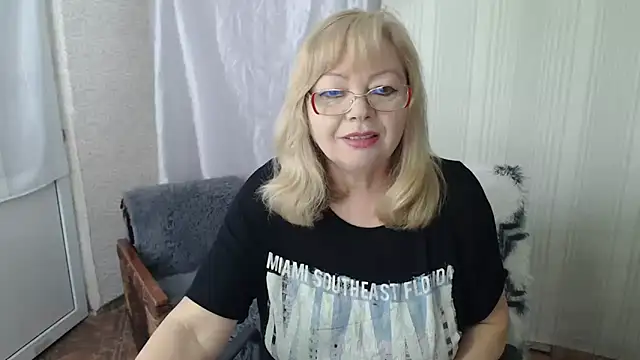 Snapshot of LavandaMay chatting on April 20, 2026, 8:28 am LavandaMay online show from April 20, 2026, 8:28 am