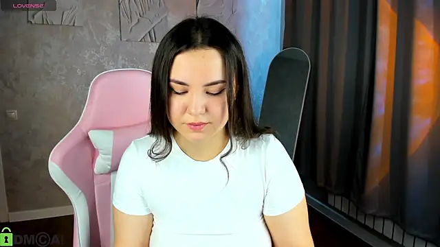 Nelie Evans online show from July 3, 2026, 1:01 am