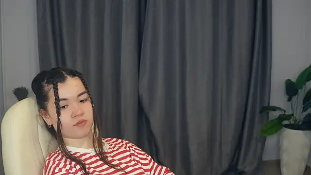 Snapshot of ShanaYock chatting on April 12, 2026, 1:47 pm ShanaYock online show from April 12, 2026, 1:47 pm