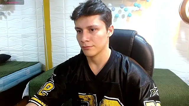 Snapshot of Zayn_clausen chatting on May 13, 2026, 6:37 pm Zayn clausen online show from May 13, 2026, 6:37 pm