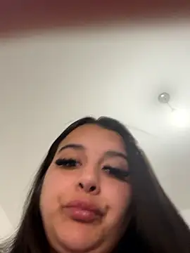 Miavelvetxoxo online show from May 15, 2026, 6:28 pm