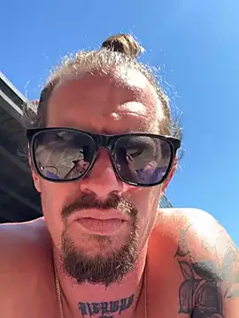 youngwildfreee online show from April 25, 2026, 7:55 pm