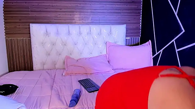 Snapshot of Andrewandlizzy chatting on April 13, 2026, 4:27 am Andrewandlizzy online show from April 13, 2026, 4:27 am