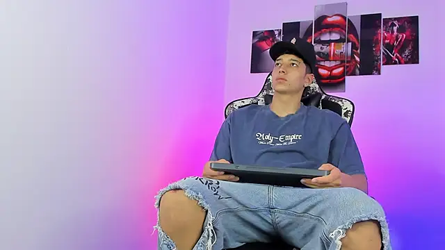eithan boy  online show from June 19, 2026, 11:38 am