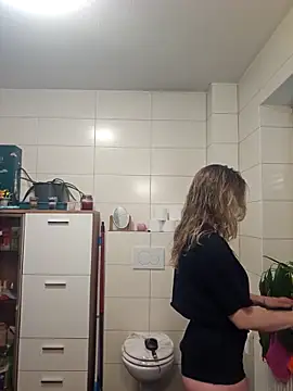 AliceLiddle  online show from April 24, 2026, 8:33 pm