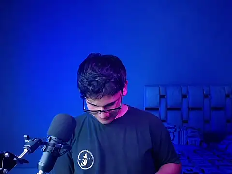 Snapshot of Andruetxx chatting on April 13, 2026, 12:47 am Andruetxx online show from April 13, 2026, 12:47 am