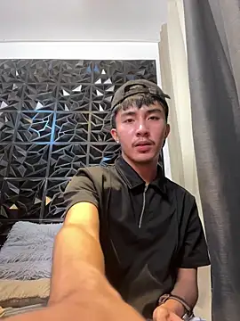 roberthugecock online show from April 27, 2026, 5:33 pm