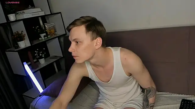 TwinkWhite online show from May 8, 2026, 9:18 pm