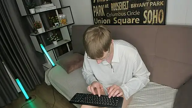 TwinkWhite online show from May 17, 2026, 9:04 pm