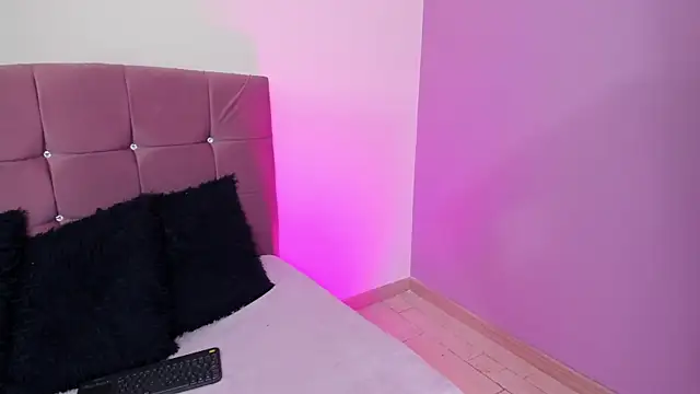 Snapshot of Flor_pink chatting on April 24, 2026, 3:41 am Flor pink online show from April 24, 2026, 3:41 am