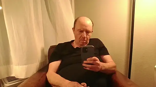 Snapshot of CallumBee chatting on April 17, 2026, 4:37 am CallumBee online show from April 17, 2026, 4:37 am