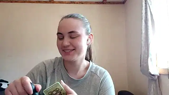 Snapshot of RoxanneStuard chatting on April 25, 2026, 7:11 am RoxanneStuard online show from April 25, 2026, 7:11 am