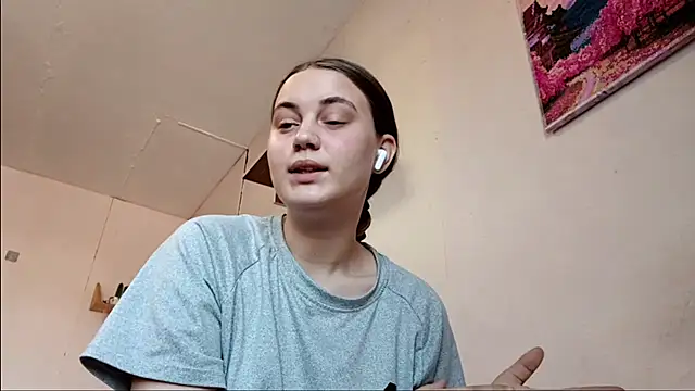 Snapshot of RoxanneStuard chatting on April 18, 2026, 9:00 am RoxanneStuard online show from April 18, 2026, 9:00 am