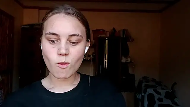 Snapshot of RoxanneStuard chatting on April 22, 2026, 12:01 pm RoxanneStuard online show from April 22, 2026, 12:01 pm