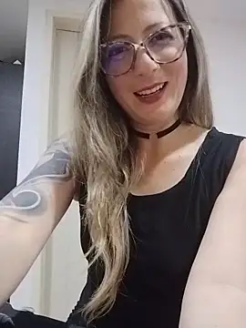 VALELUXX online show from May 22, 2026, 3:26 am