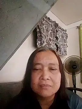 jeanyummytits online show from May 3, 2026, 11:30 pm