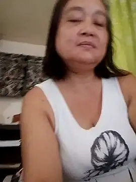 jeanyummytits online show from June 19, 2026, 12:05 am